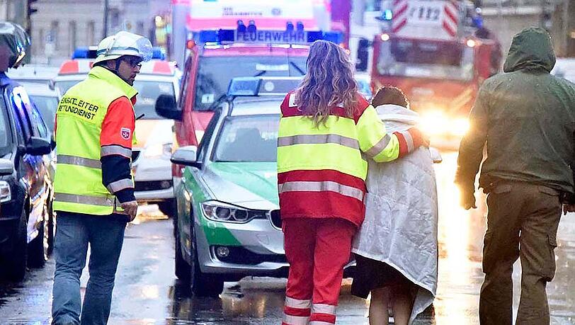 Hier bringt das Kriseninterventionsteam die völlig aufgelöste Bewohnerin in Sicherheit. Hier bringt das Kriseninterventionsteam die völlig aufgelöste Bewohnerin in Sicherheit.