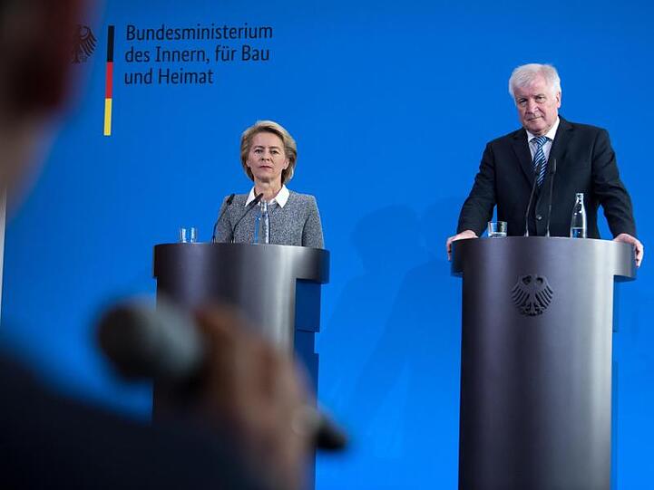Ihre Ministerien hatten die höchsten Ausgaben für Expertise von außen. Das Innenministerium von Horst Seehofer gab rund 213,5 Millionen Euro aus, Ursula von der Leyens Verkehrsministerium 147,2 Millionen Euro.
