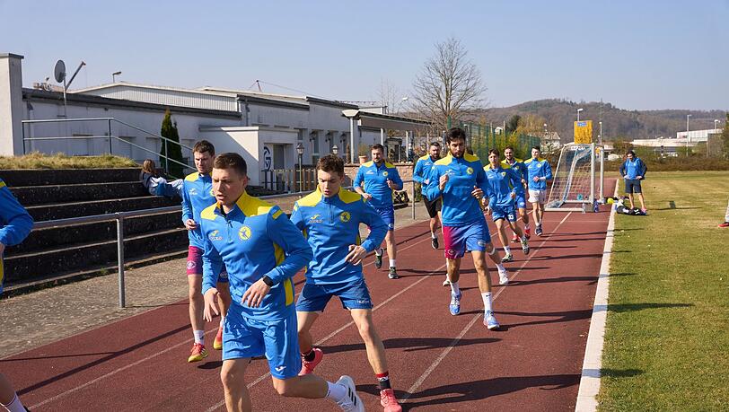 Das Handball-Nationalteam der Ukraine trainiert auf einem Sportplatz in Großwallstadt.