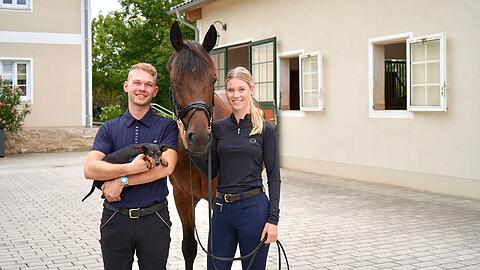 Leben ihren Traum: Raphael Netz und Selina Söder mit Hündin Bella und Dressurpferd