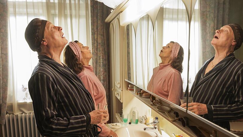 Inge Brinkmann (Senta Berger) und Hermann Krings (Michael Wittenborn) beim Gurgelritual im Badezimmer.