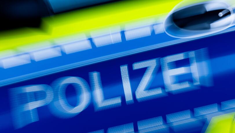 Eine 85-Jährige aus Freising hat Goldbarren im Wert von mehr als 100.000 Euro an einen falschen Polizeibeamten übergeben. (Symbolbild) Eine 85-Jährige aus Freising hat Goldbarren im Wert von mehr als 100.000 Euro an einen falschen Polizeibeamten übergeben. (Symbolbild)