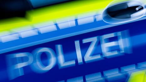 Eine 85-J&auml;hrige aus Freising hat Goldbarren im Wert von mehr als 100.000 Euro an einen falschen Polizeibeamten &uuml;bergeben. (Symbolbild)