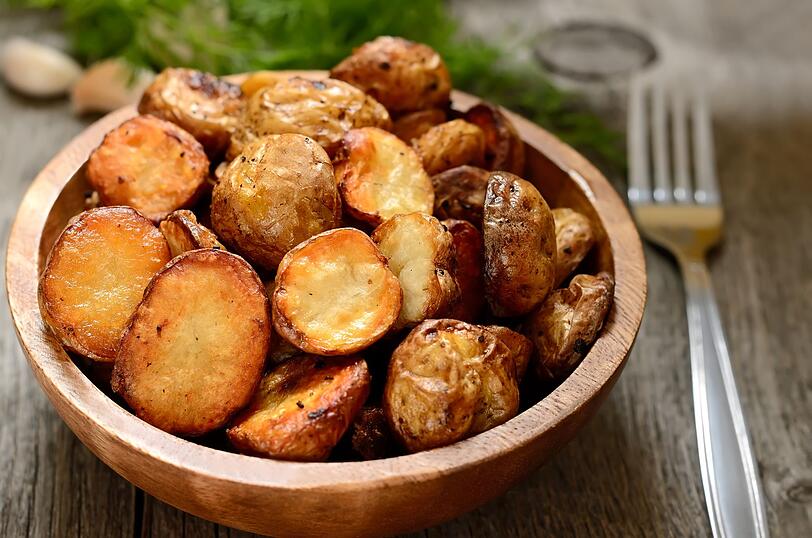 Nicht nur in Form von Pommes oder Wedges: Viele Menschen verzehren Kartoffeln mit Schale. Und das ist auch nicht falsch. Vorsicht ist allerdings bei gr&uuml;nen Stellen geboten, diese enthalten n&auml;mlich Giftstoff.