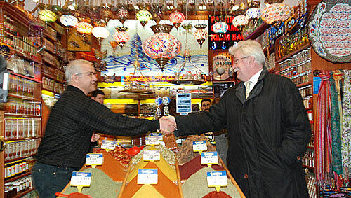 Wirtschaftsminister Martin Zeil (FDP) besucht in Istanbul einen Gewürzbasar Wirtschaftsminister Martin Zeil (FDP) besucht in Istanbul einen Gewürzbasar