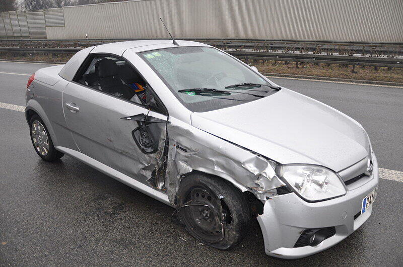 Vermutlich aufgrund einer Panne stieg ein Fahrer auf der A94 aus seinem Auto aus und wurde von einem herankommenden Lkw erfasst. Er starb an der Unfallstelle.