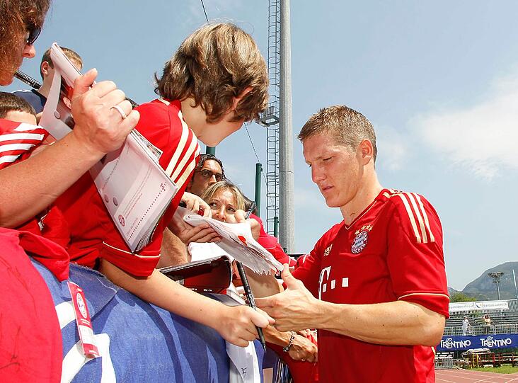 Auch auf Tuchfühlung mit den Bayern-Fans: Bastian Schweinsteiger...