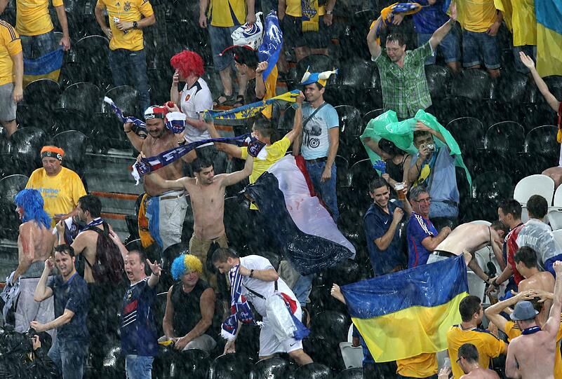 Ein heftiges Gewitter hat zu einer Unterbrechung der EM-Partie zwischen der Ukraine und Frankreich geführt. Die Bilder.