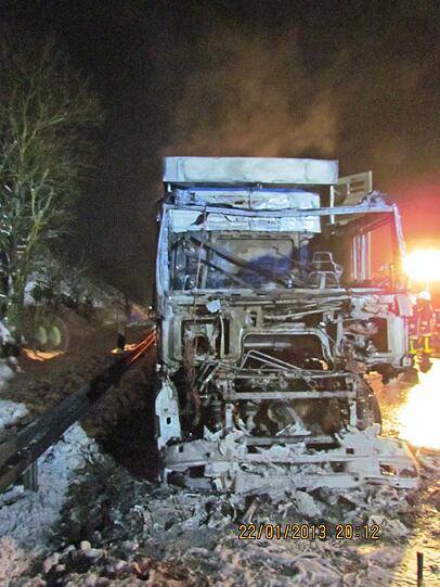 Auf der A3 ist ein Lkw mit einer Ladung lebender Schweine in Brand geraten. 45 Tiere kamen dabei ums Leben. Die Bilder vom Unfall...