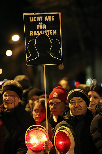 "Licht aus für Rassisten" - Gegner des islamkritischen «Pegida»-Bündnisses demonstrieren am 05.01.2015 in Köln. Die Pegida hat zur selben Zeit zu einer Demonstration in Köln aufgerufen.
