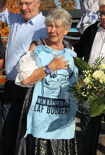 Ein signiertes Löwen-Trikot zum Abschied: Christl Estermann.