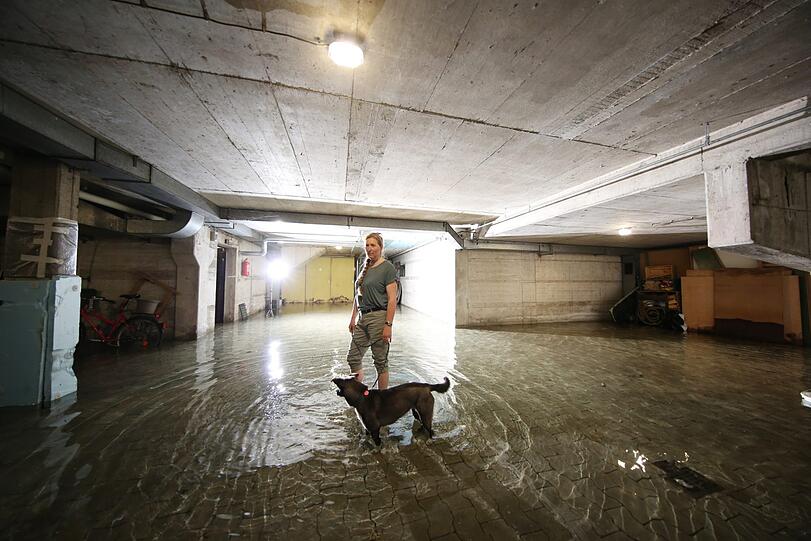 Anwohnerin Franziska von Gagern in der Tiefgarage. Heute steht das Wasser etwa 40 Zentimeter hoch. Auf dem Bild waren es "nur" 20.