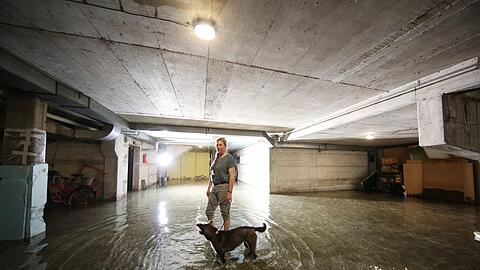 Anwohnerin Franziska von Gagern in der Tiefgarage. Heute steht das Wasser etwa 40 Zentimeter hoch. Auf dem Bild waren es "nur" 20.