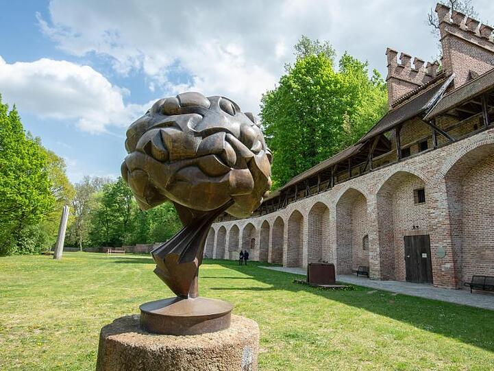 Die Skulptur "Grosses Bouquet III" von Fritz Koenig im Garten des Koenig Museums. Foto: Armin Weigel/dpa/Archivbild