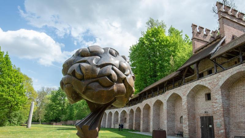 Die Skulptur "Grosses Bouquet III" von Fritz Koenig im Garten des Koenig Museums. Foto: Armin Weigel/dpa/Archivbild Die Skulptur "Grosses Bouquet III" von Fritz Koenig im Garten des Koenig Museums. Foto: Armin Weigel/dpa/Archivbild