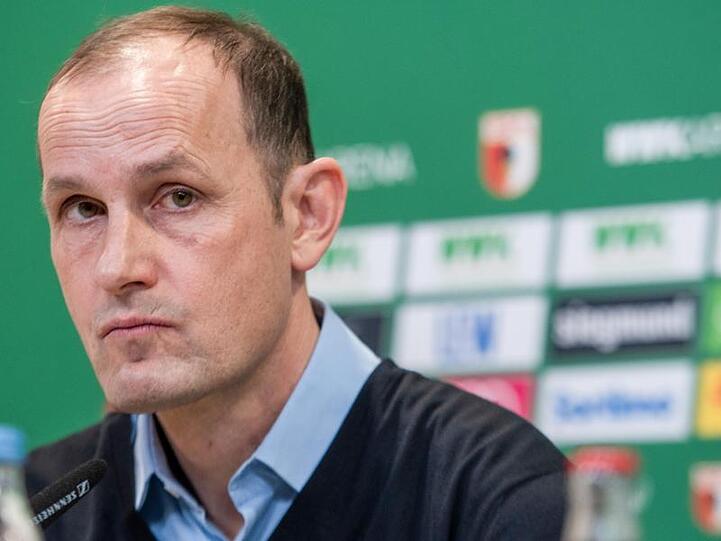 Augsburgs Trainer Heiko Herrlich sitzt bei einer Pressekonferenz. Foto: Stefan Puchner/dpa