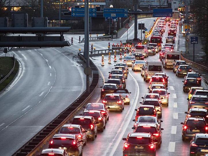 In Saarbücken musste eine Autobahn gesperrt werden - Staus sind die Folge.