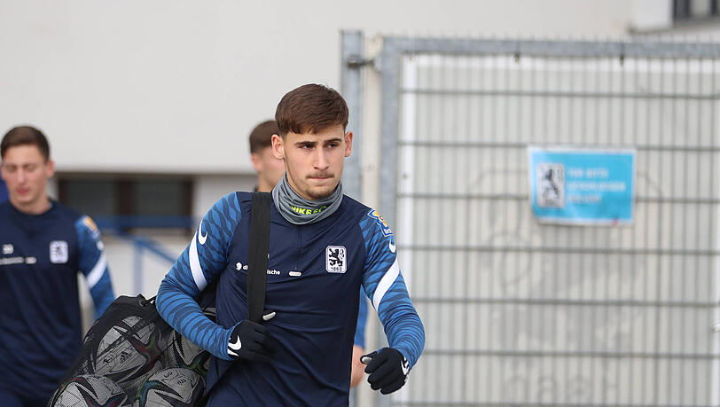 Bei Junglöwe Milos Cocic wurde nach dem Spiel gegen Wiesbaden fälschlicherweise eine Gelbe Karte eingetragen, obwohl er gar nicht spielte. Bei Junglöwe Milos Cocic wurde nach dem Spiel gegen Wiesbaden fälschlicherweise eine Gelbe Karte eingetragen, obwohl er gar nicht spielte.