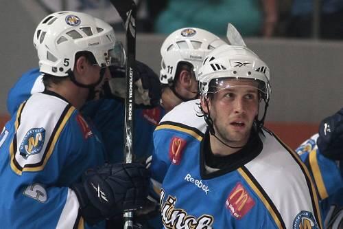 Will schnellstmöglich wieder für den EHC München auf dem Eis stehen: Sven Gerbig (r.) im Kreis der Kollegen.