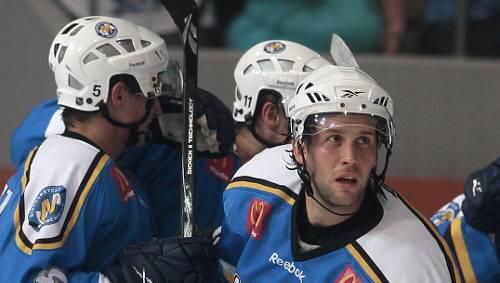 Will schnellstmöglich wieder für den EHC München auf dem Eis stehen: Sven Gerbig (r.) im Kreis der Kollegen. Will schnellstmöglich wieder für den EHC München auf dem Eis stehen: Sven Gerbig (r.) im Kreis der Kollegen.