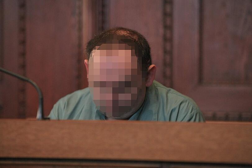Der 49-jährige Angeklagte im Landgericht Nürnberg-Fürth  im Verhandlungssaal. Wegen einer brutalen Geiselnahme muss sich seit Freitag ein 49 Jahre alter Mann vor dem Landgericht Nürnberg-Fürth verantworten.