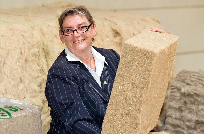 Die Preisträgerin. Gründerin und Geschäftsführerin der Firma Hock, Carmen Hock-Heyl mit einem Paket Hanf.