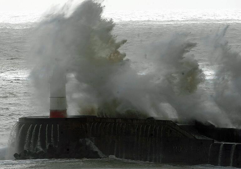Heftige Wellen im Hafen von Newhaven.