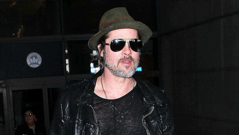 Brad Pitt noch unversehrt am Flughafen in Los Angeles Brad Pitt noch unversehrt am Flughafen in Los Angeles