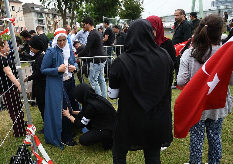 Ca. 30.000 Deutsch-Türken solidarisieren sich in Köln bei einer Kundgebung mit dem türkischen Staatspräsidenten Erdogan - die Bilder.