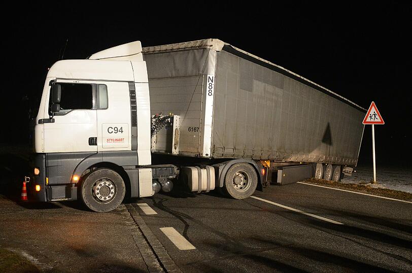 Der 18 Meter lange Lkw versperrte die Bundesstraße komplett.