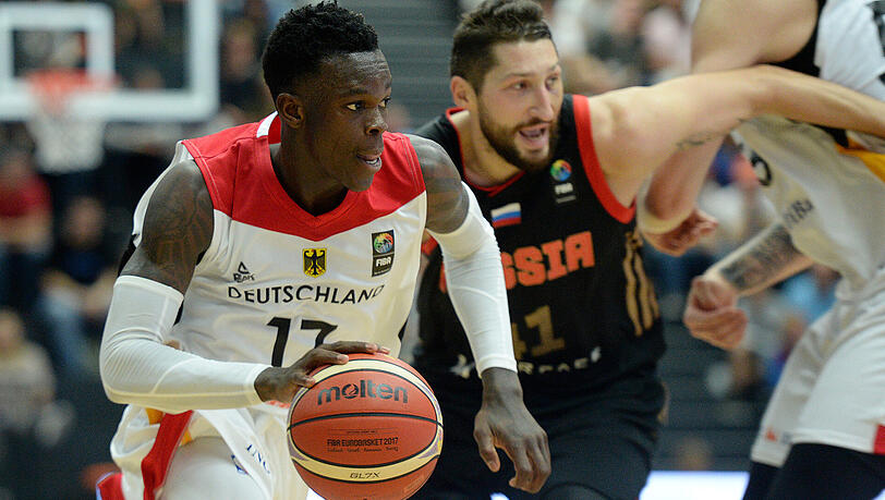 Dennis Schröder (links) im Duell mit dem Russen Nikita Kurbanov. Dennis Schröder (links) im Duell mit dem Russen Nikita Kurbanov.