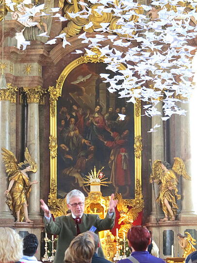 Kein Wunder, sondern hunderte heitere Papiertauben habe ich in der Heilig Geist Kirche am Viktualienmarkt fotografiert.