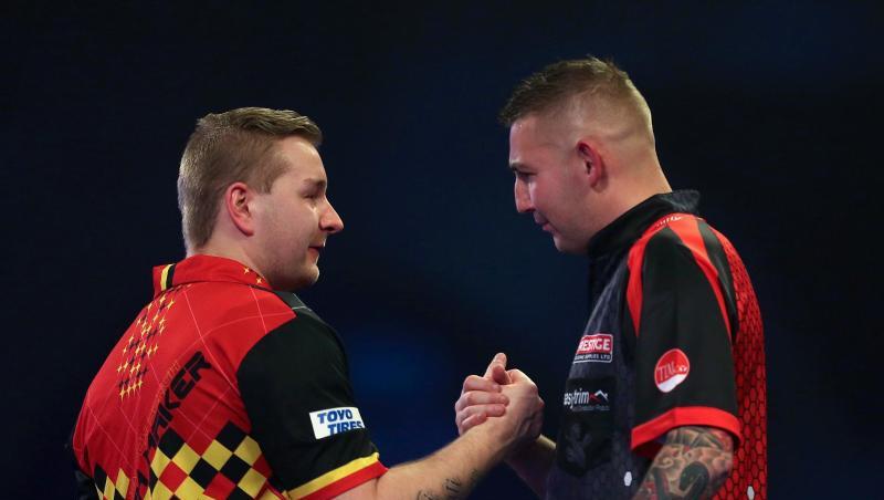 Nathan Aspinall (r) konnte sich gegen Dimitri Van den Bergh durchsetzen. Nathan Aspinall (r) konnte sich gegen Dimitri Van den Bergh durchsetzen.