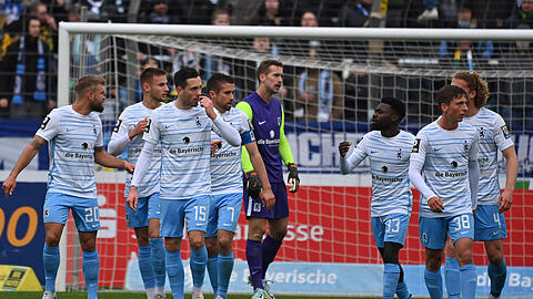 Die Mannschaft des TSV 1860 nach der Pleite gegen Dortmund II: Welcher der Löwen wird auch in der kommenden Saison noch in Giesing spielen?