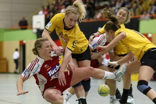 Hier am Boden, sonst oben auf: Sara Walzik (links) traf gegen Dortmund sieben Mal. Foto: Wolfgang Zink