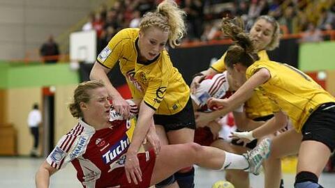 Hier am Boden, sonst oben auf: Sara Walzik (links) traf gegen Dortmund sieben Mal. Foto: Wolfgang Zink
