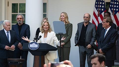 Martin Sheen (ganz links), Jill Biden und Aaron Sorkin (am Rand rechts) bei einem Event zum Jubiläum von "The West Wing" im Weißen Haus.