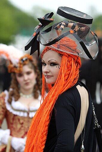 Schwarzer Hut, rot-orange Haare: Auch Kontraste sind auf dem Szene-Treffen in Leipzig gefragt.