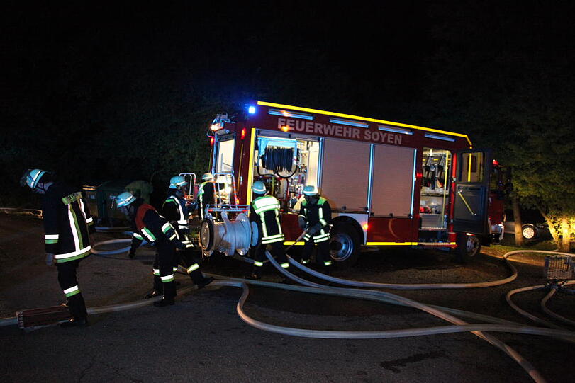 Wohnhaus und Pkw in Mühltal in Vollbrand. Bilder vom Großeinsatz der Feuerwehr.