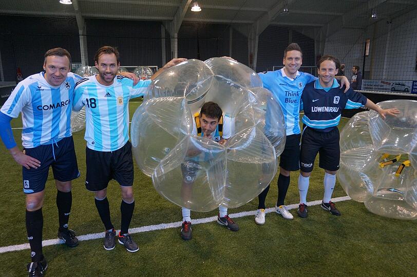 Das Team der TSV 1860 Allstars: Torben Hoffmann, Paul Agostino, Roman Tyce, Michael Hoffmann und Gast Sven Hannawald (im Messi-Argentinientrikot).