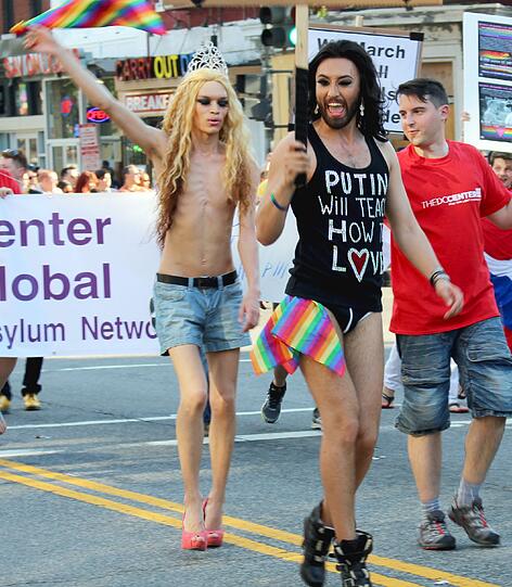 Schwule, Lesben und Transsexuelle bekennen sich offen zu ihrer Sexualität und tragen Luftballons in den Farben des Regenbogens auf der Pride Parade in Washington D.C.