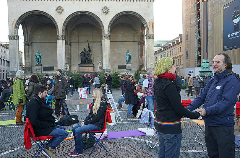 Augenkontakt und Umarmungen auf dem Odeonsplatz: Die Bilder von der Aktion am Sonntag.