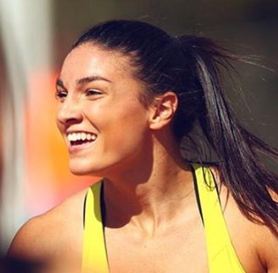 Es ist die australische Hürdensprinterin Michelle Jenneke.