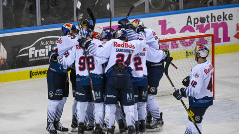 Die Mannschaft des EHC jubelt nach dem Sieg gegen die Straubing Tigers