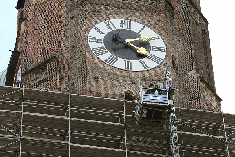 Das Gerüst ragt schon bis zur Turmuhr, am Ende wird es den ganzen Turm einhüllen.