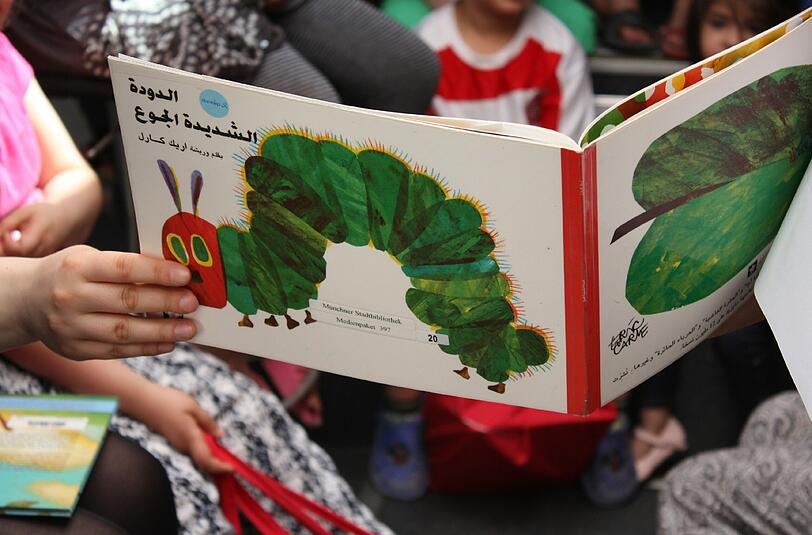Die kleine Raupe Nimmersatt &ndash; auf Arabisch.