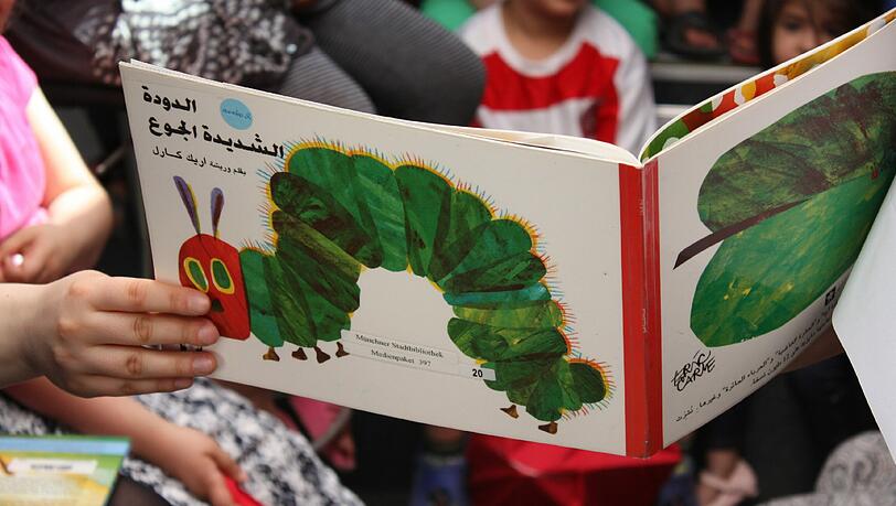 Die kleine Raupe Nimmersatt – auf Arabisch. Die kleine Raupe Nimmersatt – auf Arabisch.
