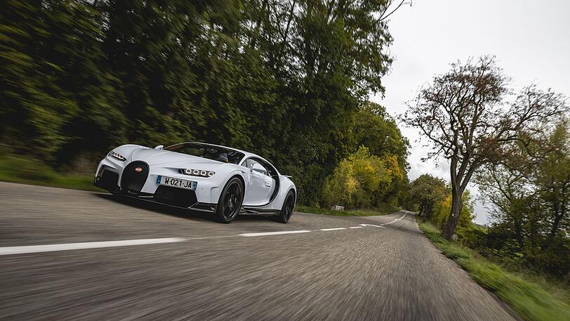 Wie eine Raubkatze: Der Chiron Super Sport überschreitet in Sekunden jedes Tempolimit.