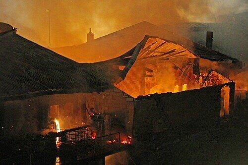 Der Brand vernichtete mehrere Hallen