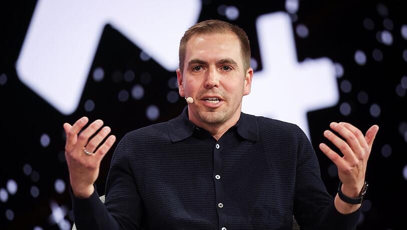 Philipp Lahm macht sich für Schiedsrichter stark.